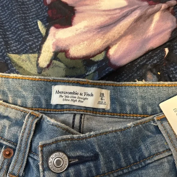 NWT A&F 90s crossover straight jeans - Picture 2 of 4